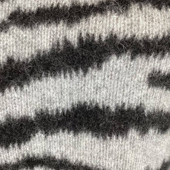 C By Bloomingdales Womens Cashmere Sweater Size‎ Small Grey Black Zebra Pattern - Picture 4 of 10
